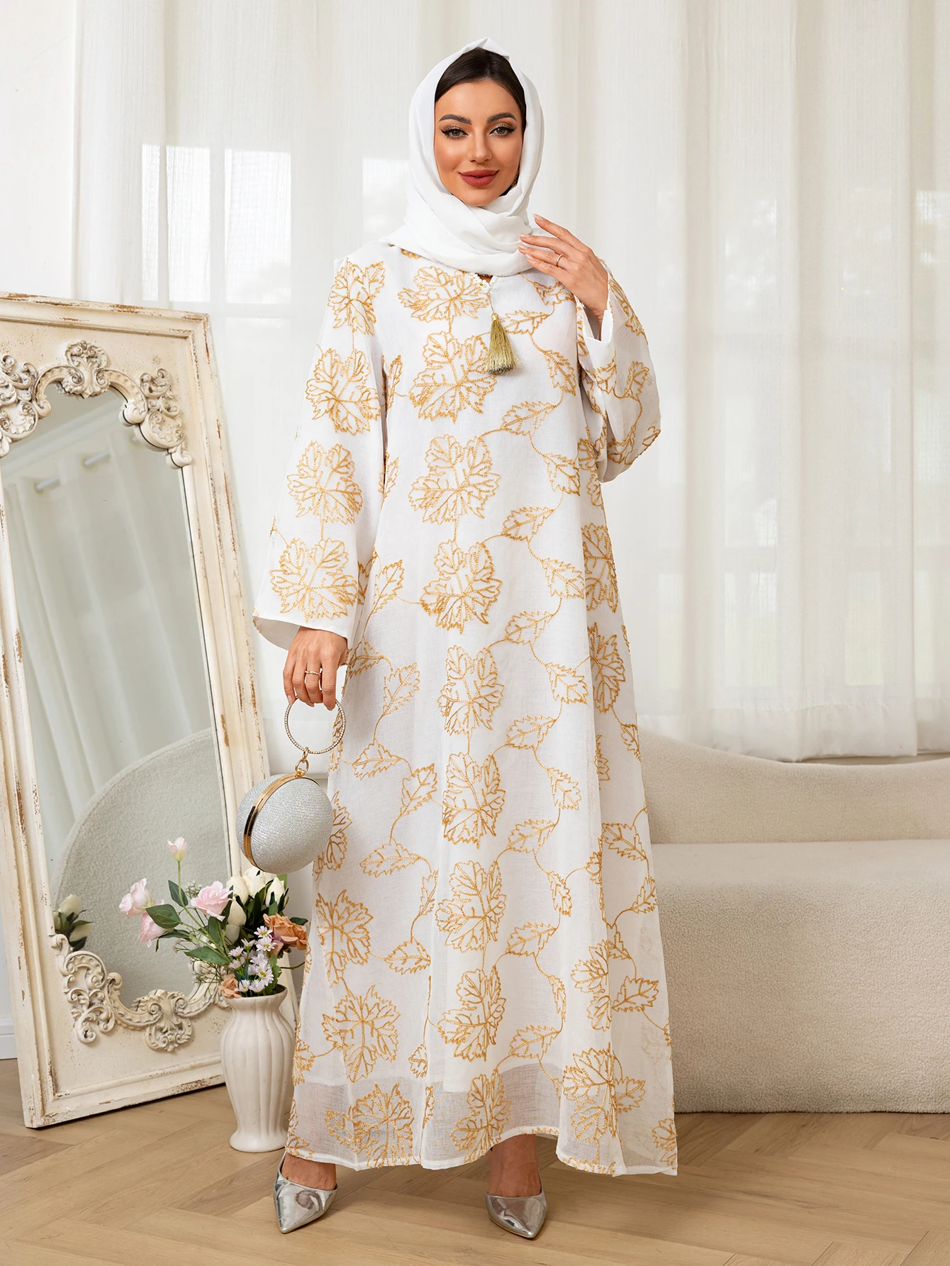 Abaya islamique pour femmes, avec motifs de feuilles dorées, collier avec pompon, accent pour les observances du Ramadan, événements religieux du moyen-orient, 2025 Abaya islamique pour femmes, avec motifs de feuilles dorées, collier avec pompon, accent pour les observances du Ramadan, événements religieux du moyen-orient, 2025
