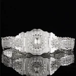 Ceinture marocaine en or, tête de ceinture évidée incrustée de grandes pierres précieuses, montrant le style noble de gentleman