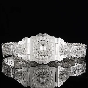 Ceinture marocaine en or, tête de ceinture évidée incrustée de grandes pierres précieuses, montrant le style noble de gentleman