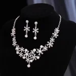 Ensemble de bijoux élégants en strass, collier de perles en alliage Vintage, oreilles scintillantes, collier de fleurs de Style coréen pour fête