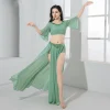 costume de danse du ventre scintillant, tenue de spectacle sur scène de danseuse orientale, haut en gaze à manches longues, jupe fendue sur le côté, spectacle en studio rouge