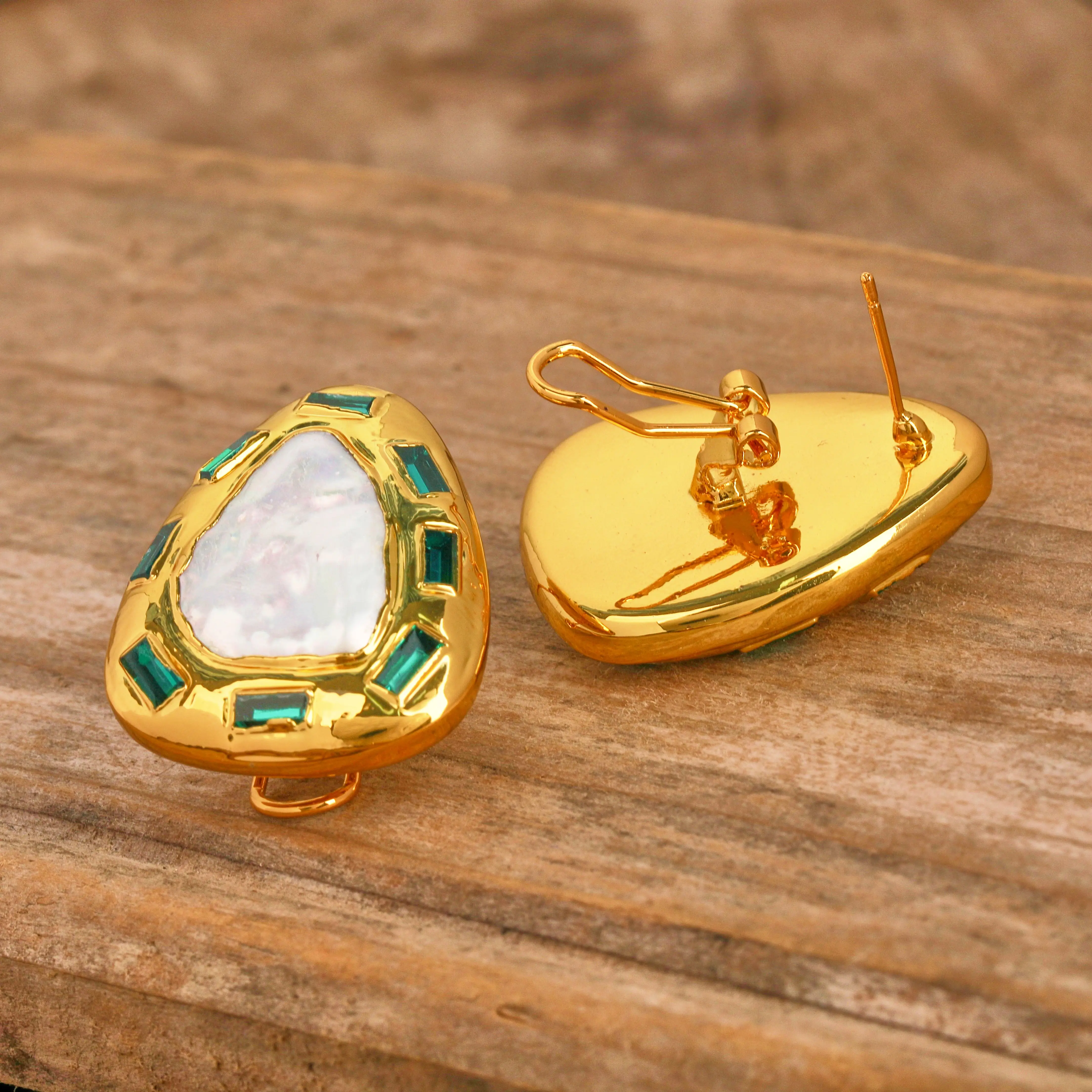 Boucles d'oreilles à clous en perles baroques naturelles incrustées de pierres précieuses colorées, Design élégant et Unique