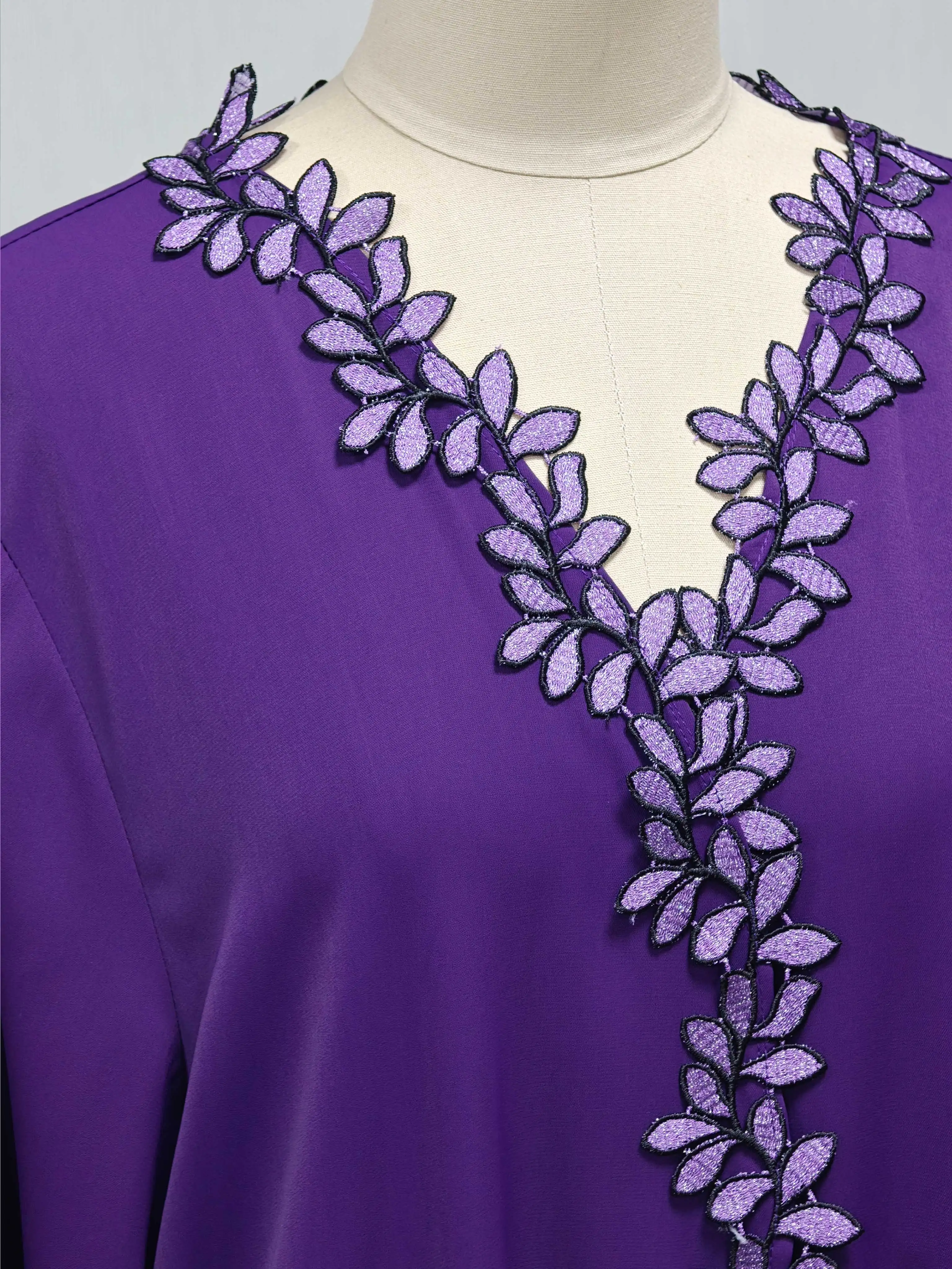 Abaya violet élégant de Dubaï pour femmes musulmanes – Intrument conçu avec une pièce de broderie multicolore dans la mode modeste islamique