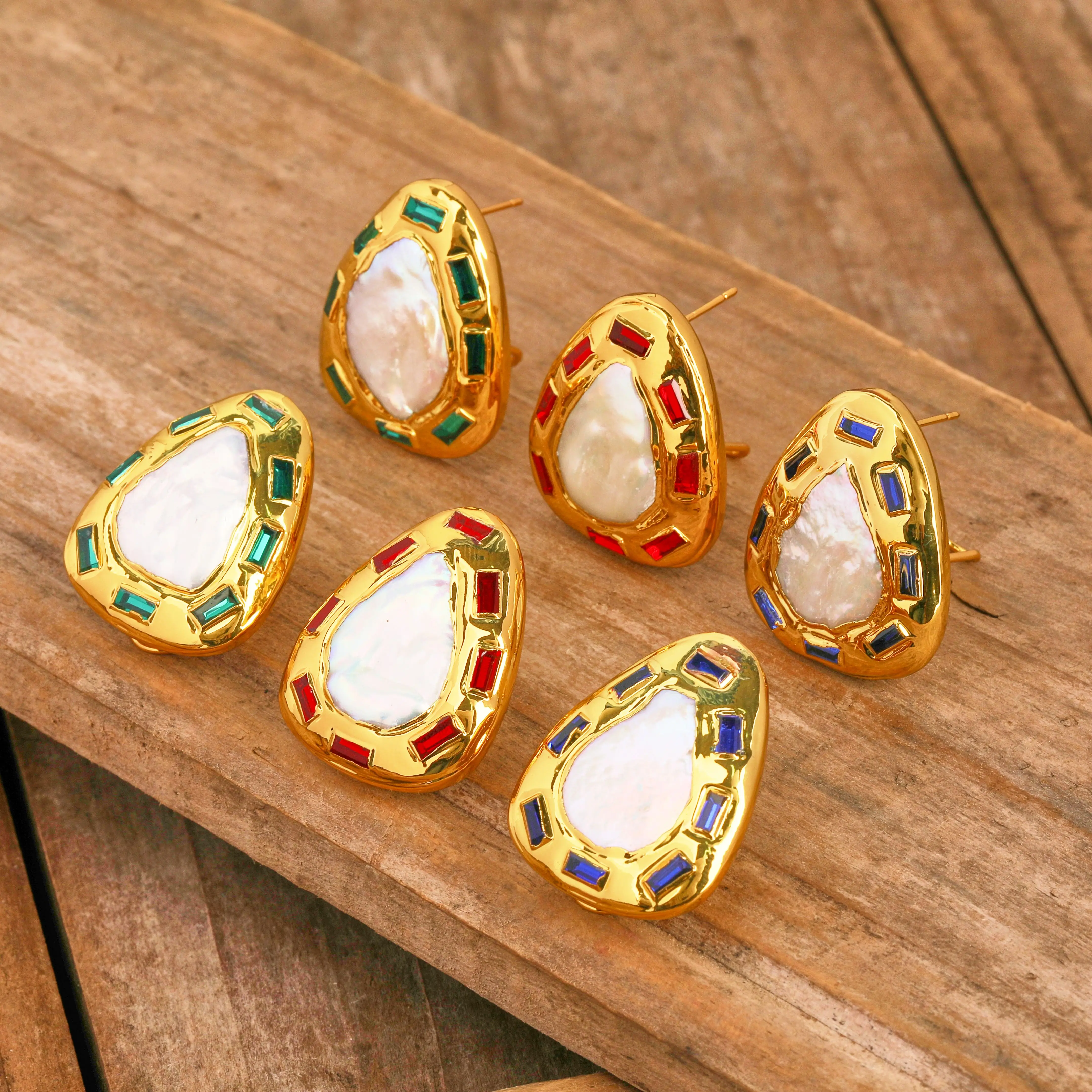 Boucles d'oreilles à clous en perles baroques naturelles incrustées de pierres précieuses colorées, Design élégant et Unique
