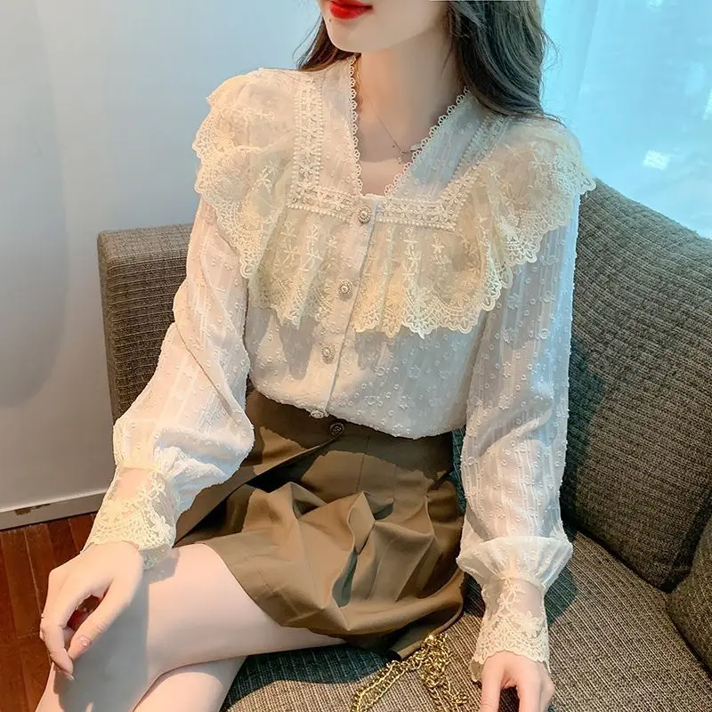 Chemise en dentelle femmes vêtements automne nouveau Style coréen doux dentelle chemises en mousseline de soie col en v à manches longues minceur blanc Blouse haut pour femme Chemise en dentelle femmes vêtements automne nouveau Style coréen doux dentelle chemises en mousseline de soie col en v à manches longues minceur blanc Blouse haut pour femme