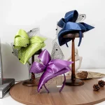 Luxe vert violet bleu Satin Fascinator chapeau coiffure pour les femmes Cocktail Banquet fête Fascinators élégant visage voile casque