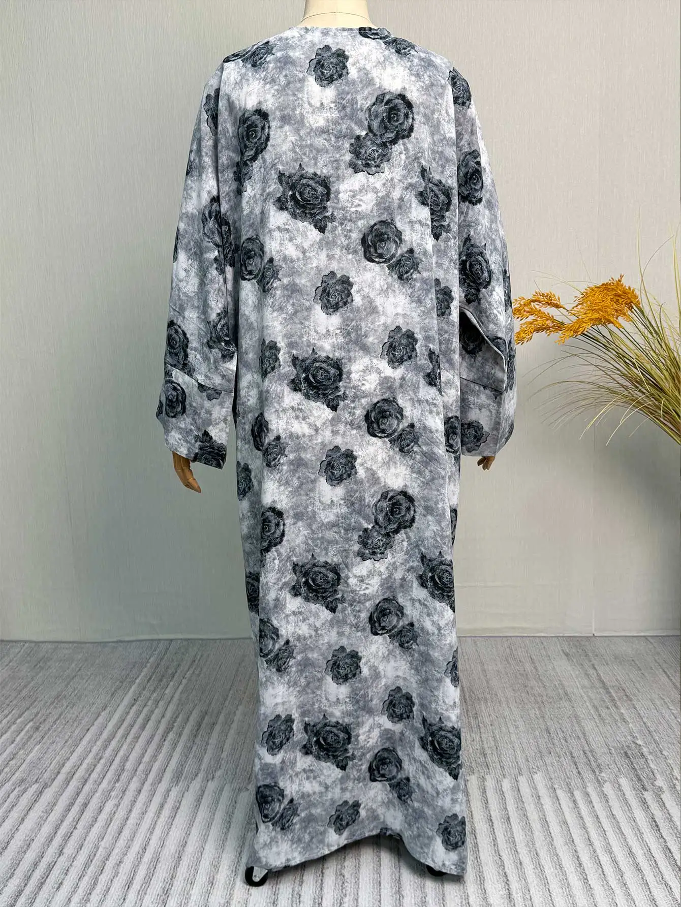 abaya musulman d'été, base grise, imprimé rose noire, long cardigan pour femmes, vêtements islamiques élégants et modestes avec motif floral artistique
