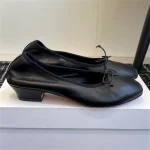 Les nouvelles chaussures plates rétro sont en peau de mouton lisse et douce faites à la main, à la main, lorsque les chaussures plates de ballet font une génération