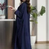 2025 abaya musulman décontracté et élégant de style saoudien bleu marine avec motif à pois subtil, idéal pour un usage quotidien dans les villes du moyen orient