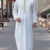 2026 Mode musulmane Abayas pour hommes Eid Moyen-Orient Arabe Caftan Brodé Col Montant Hommes Jubba Thobe Islam Robe Longue Décontractée