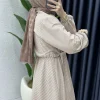 abaya rayé beige d'inspiration de dubaï avec col de chemise et taille ceinturée, idéal pour les looks chics urbains arabes et respectueux de la mosquée