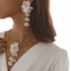 collier de fleurs 3d élégant, boucles d'oreilles de luxe, pétales délicats, longs pompons, bijoux en fer et plastique, collier de clavicule à fleurs blanches