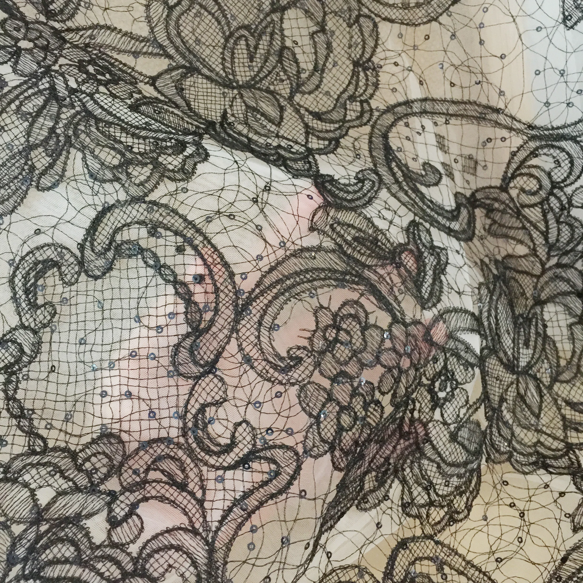 tissu en dentelle alençon à sequins avec capuchons en dentelle, broderie florale noire ivoire, robe de mariée, 1 mètre