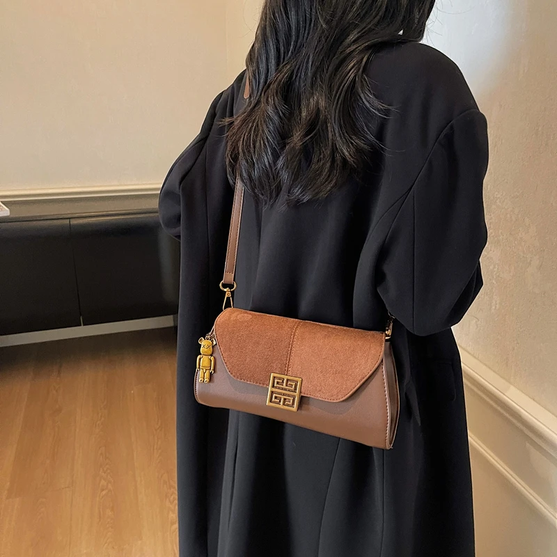 Sac à bandoulière minimaliste courbé, détail au point supérieur raffiné, Silhouette non commune pour les escapades chics, luxe sans effort