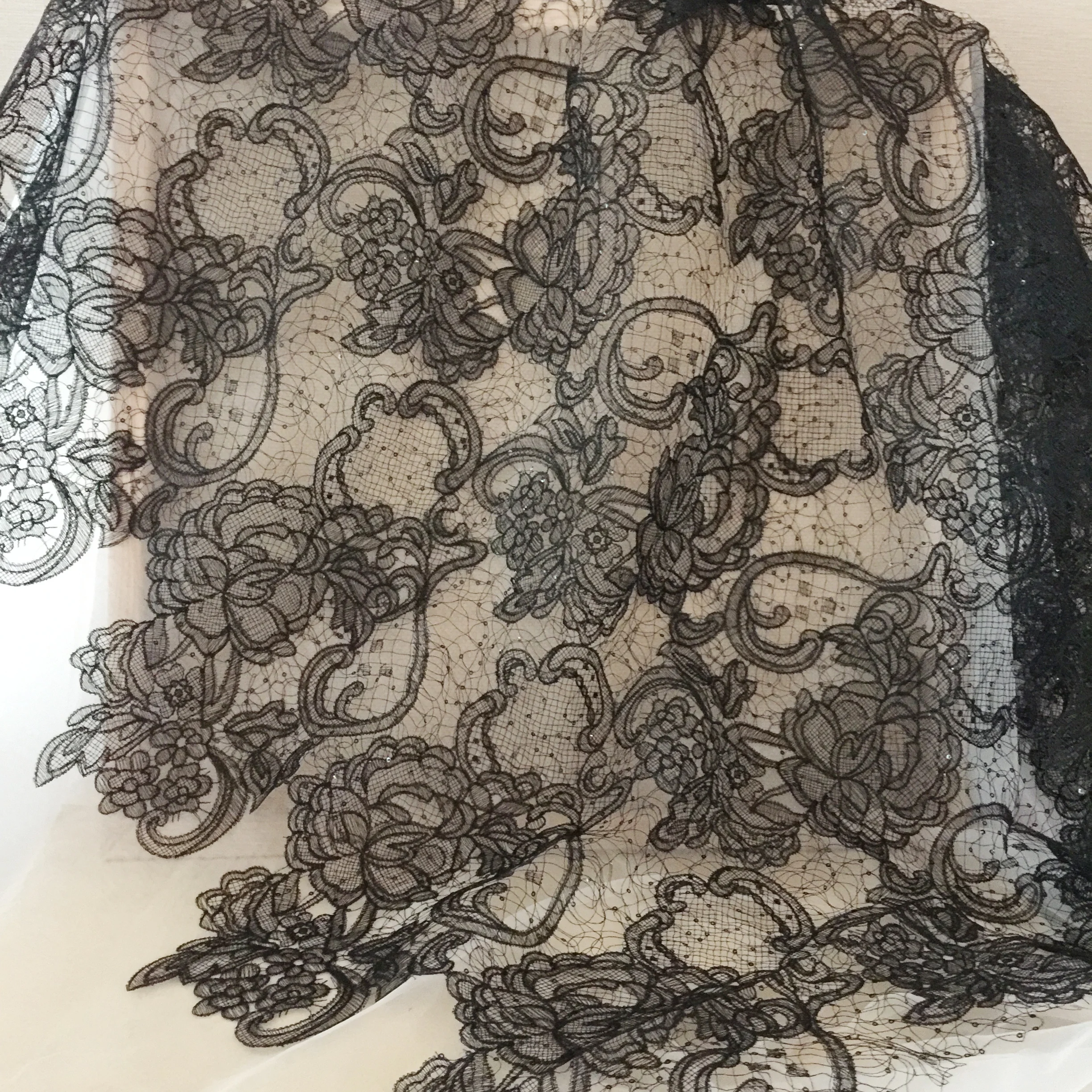 tissu en dentelle alençon à sequins avec capuchons en dentelle, broderie florale noire ivoire, robe de mariée, 1 mètre