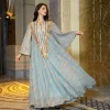 abaya musulman d'inspiration marocaine exquise avec détails de franges de broderie dorée complexe pour les célébrations formelles du moyen orient
