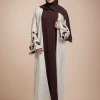 Abaya musulman couleur abricot, broderie de manchette florale exquise, mélange d&rsquo;élégance et de mode intemporelles pour le Ramadan islamique