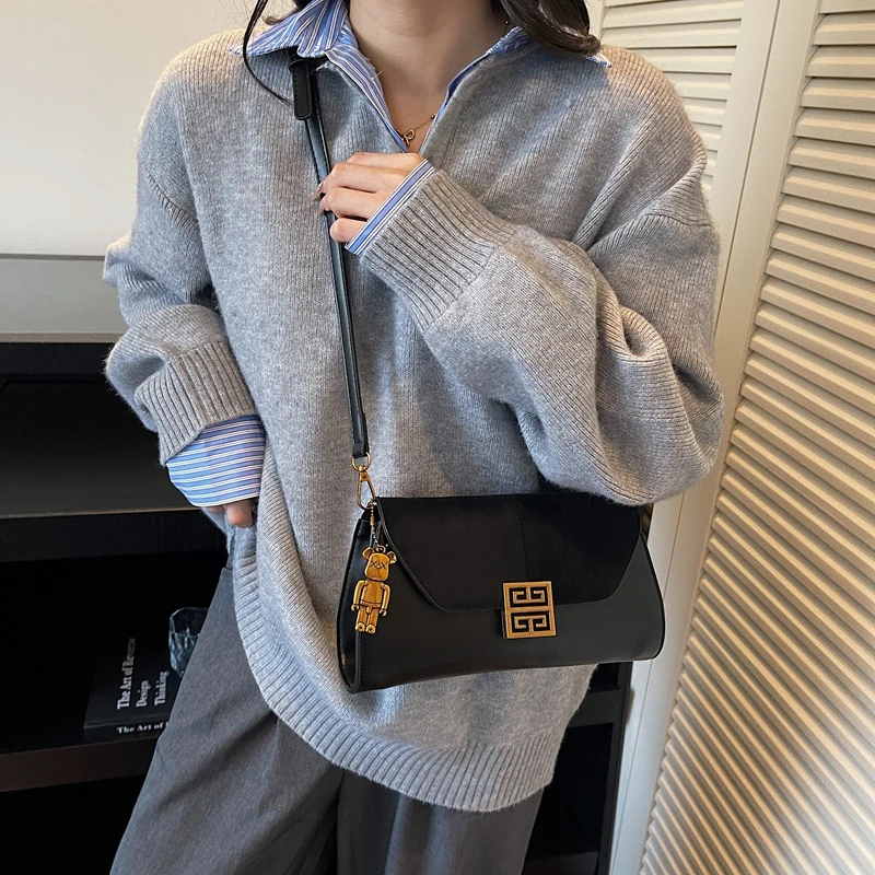 Sac à bandoulière minimaliste courbé, détail au point supérieur raffiné, Silhouette non commune pour les escapades chics, luxe sans effort