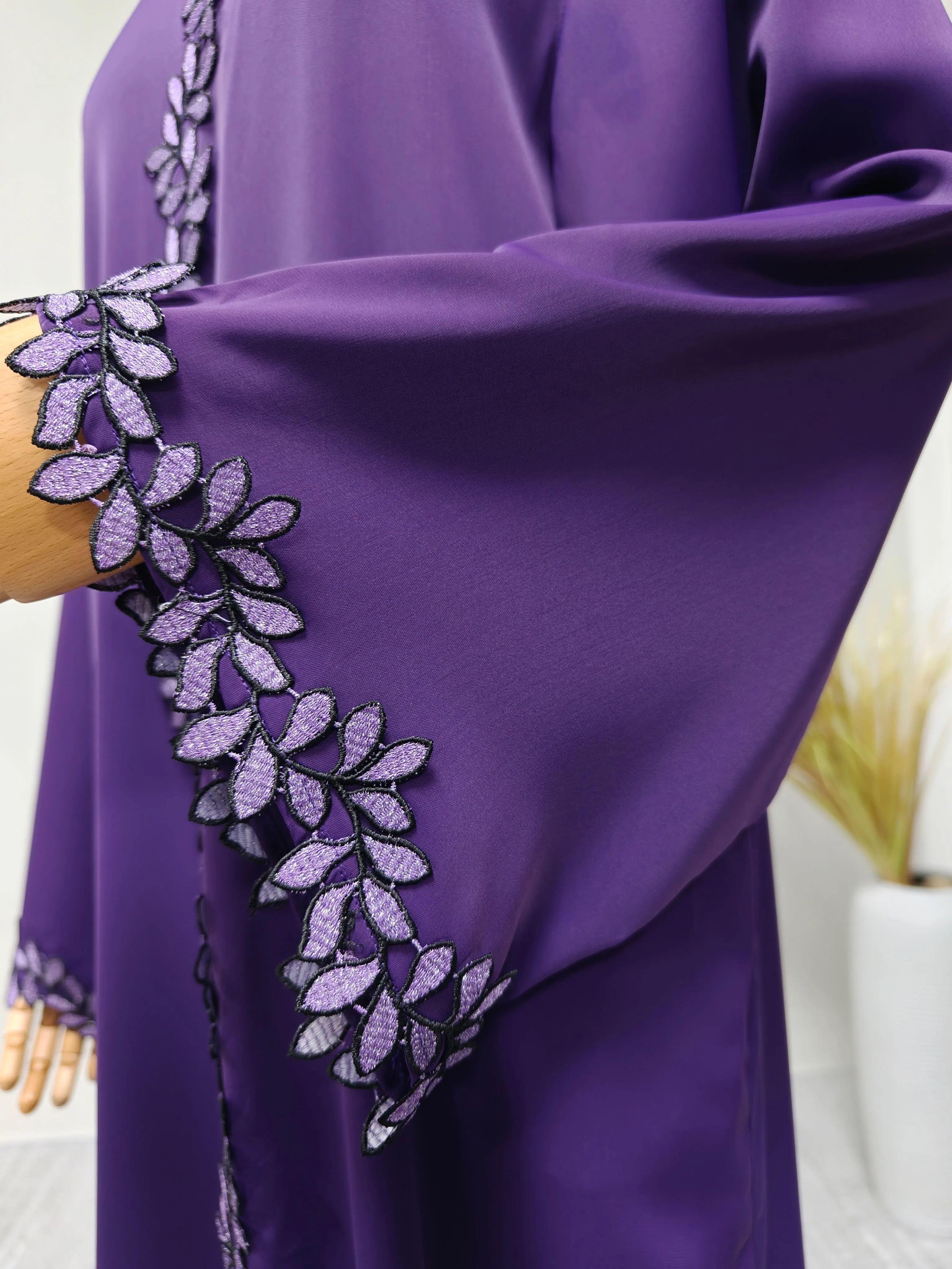 Abaya violet élégant de Dubaï pour femmes musulmanes – Intrument conçu avec une pièce de broderie multicolore dans la mode modeste islamique