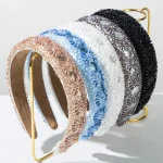 Nouveau bandeau minimaliste et polyvalent avec perles de riz et paillettes cousues à la main, exuding un haut crânien élevé et un style extérieur