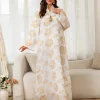 abaya islamique pour femmes, avec motifs de feuilles dorées, collier avec pompon, accent pour les observances du ramadan, événements religieux du moyen orient, 2025