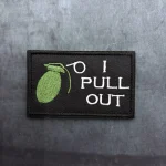 Un patch brodé avec un motif et un texte, adapté aux autocollants de badges à fixation rapide sur les vêtements, les sacs à dos, les chapeaux, les gilets, etc.