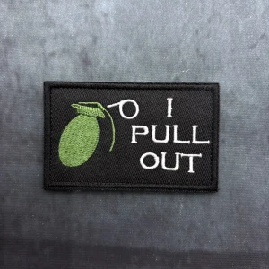 Un patch brodé avec un motif et un texte, adapté aux autocollants de badges à fixation rapide sur les vêtements, les sacs à dos, les chapeaux, les gilets, etc.