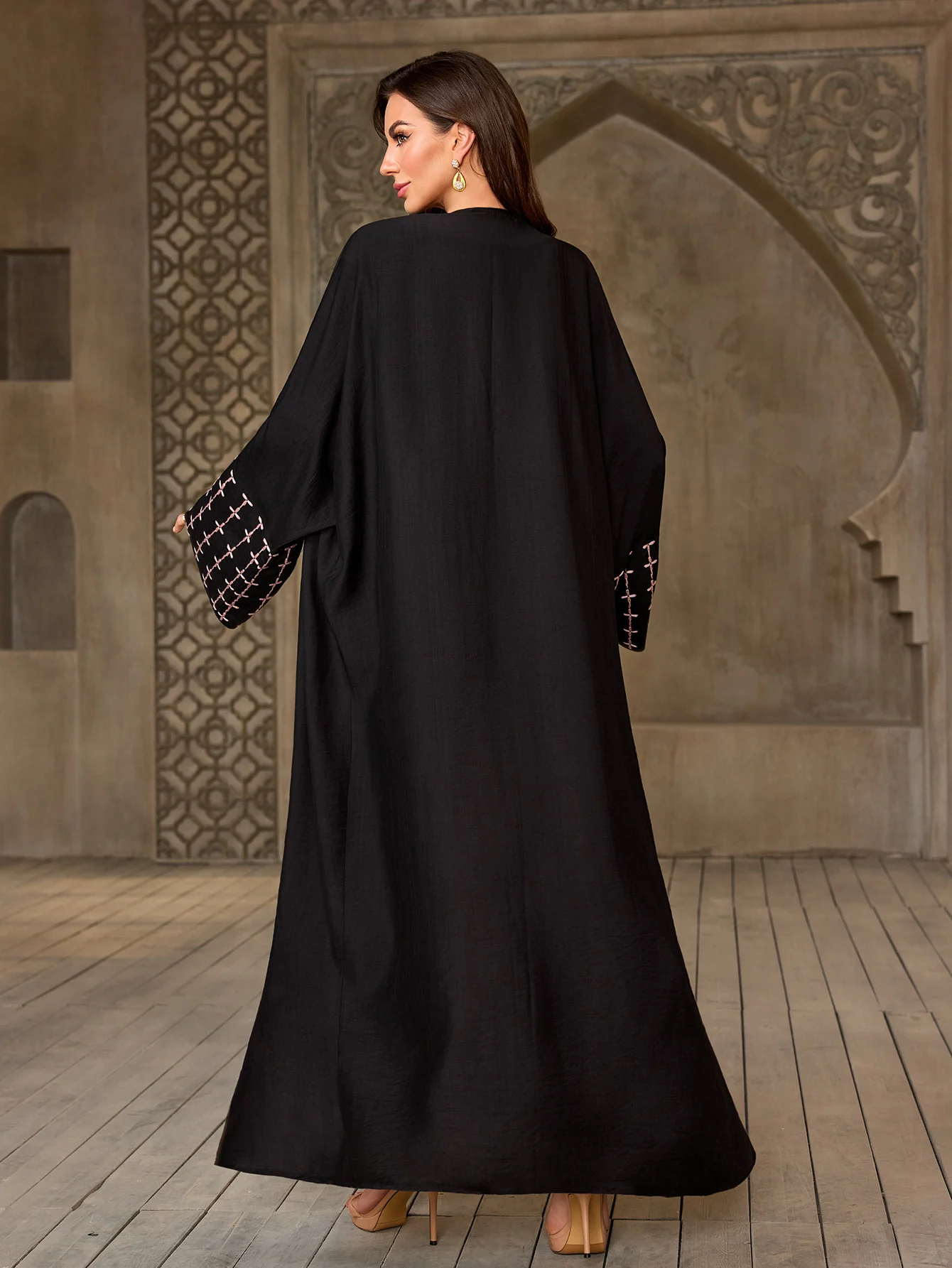 abaya noir élégant pour dames islamiques, manches brodées géométriques pour le ramadan et l'usure quotidienne dans les régions du moyen orient, nouvelle collection 2025