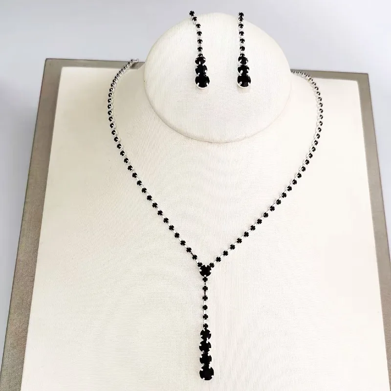 Ensemble de bijoux minimaliste haut de gamme, collier pour femmes, boucles d'oreilles, ensemble deux pièces, chaîne de clavicule à la mode et luxueuse