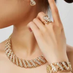 Ensemble de bijoux de mariée traditionnels 5 pièces, plaqué or 18 carats, nœud élégant, design infini avec strass pour combler votre tenue quotidienne