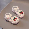 sandales à semelle souple pour bébé, chaussures de marche pour enfants, ajourées, antidérapantes, chaussures de plage pour filles, mignonnes cerises, douces et respirantes, nouvelle collection été 2025