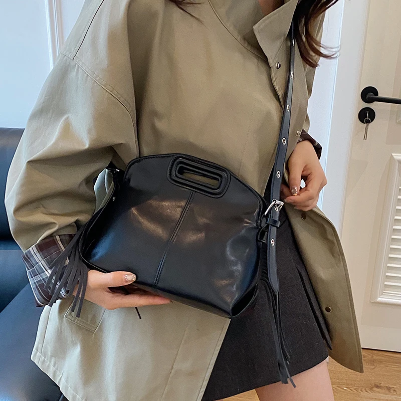 Sac à main noir en cuir Pu pour femmes, couleur unie, sac à main de styliste à bandoulière réglable, pochette à pompon à la mode