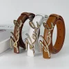 Ceinture pour femme avec boucle en alliage de lettres ondulées, fabriquée méticulement en matériau PU durable. Avec un design élégant et moderne