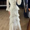 robe de soirée en mousseline de soie avec ceinture, décor de boutons en strass français, col rond, manches lanternes, maxi fermeture éclair au dos, ourlet à volants superposé