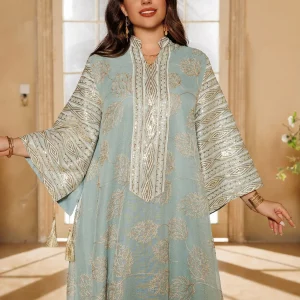 Abaya islamique brodé bleu clair pour femmes musulmanes avec détails dorés, idéal pour les événements formels au Moyen-Orient comme des Émirats arabes saoudiennes
