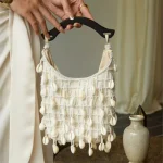 Sac à main en coquillage fait à la main, sac seau tissé avec poignée en bois, pompon brodé Hobo, pochette de soirée à bandoulière
