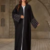 abaya noir élégant pour dames islamiques, manches brodées géométriques pour le ramadan et l'usure quotidienne dans les régions du moyen orient, nouvelle collection 2025