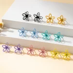 Une paire de boucles d&rsquo;oreilles pour femmes, fleurs métalliques, boucles d&rsquo;oreilles simples avec plusieurs couleurs au choix, boucles d&rsquo;oreilles et bijoux, adaptées à un usage quotidien et aux vacances