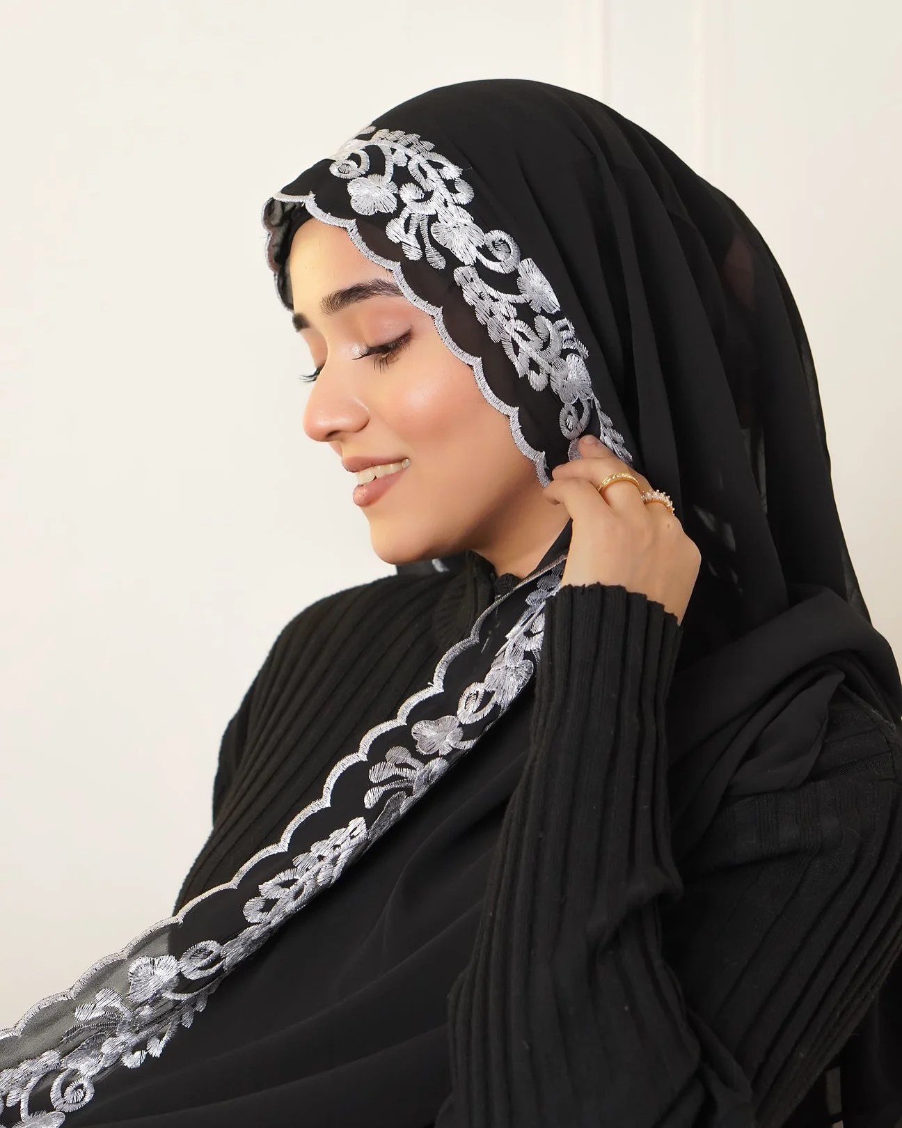 nouvelle perle en mousseline de soie hijabs vigne industrie lourde broderie bord en dentelle longue écharpe légère foulard châle turban hijab pour les femmes