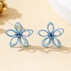 une paire de boucles d'oreilles pour femmes, fleurs métalliques, boucles d'oreilles simples avec plusieurs couleurs au choix, boucles d'oreilles et bijoux, adaptées à un usage quotidien et aux vacances