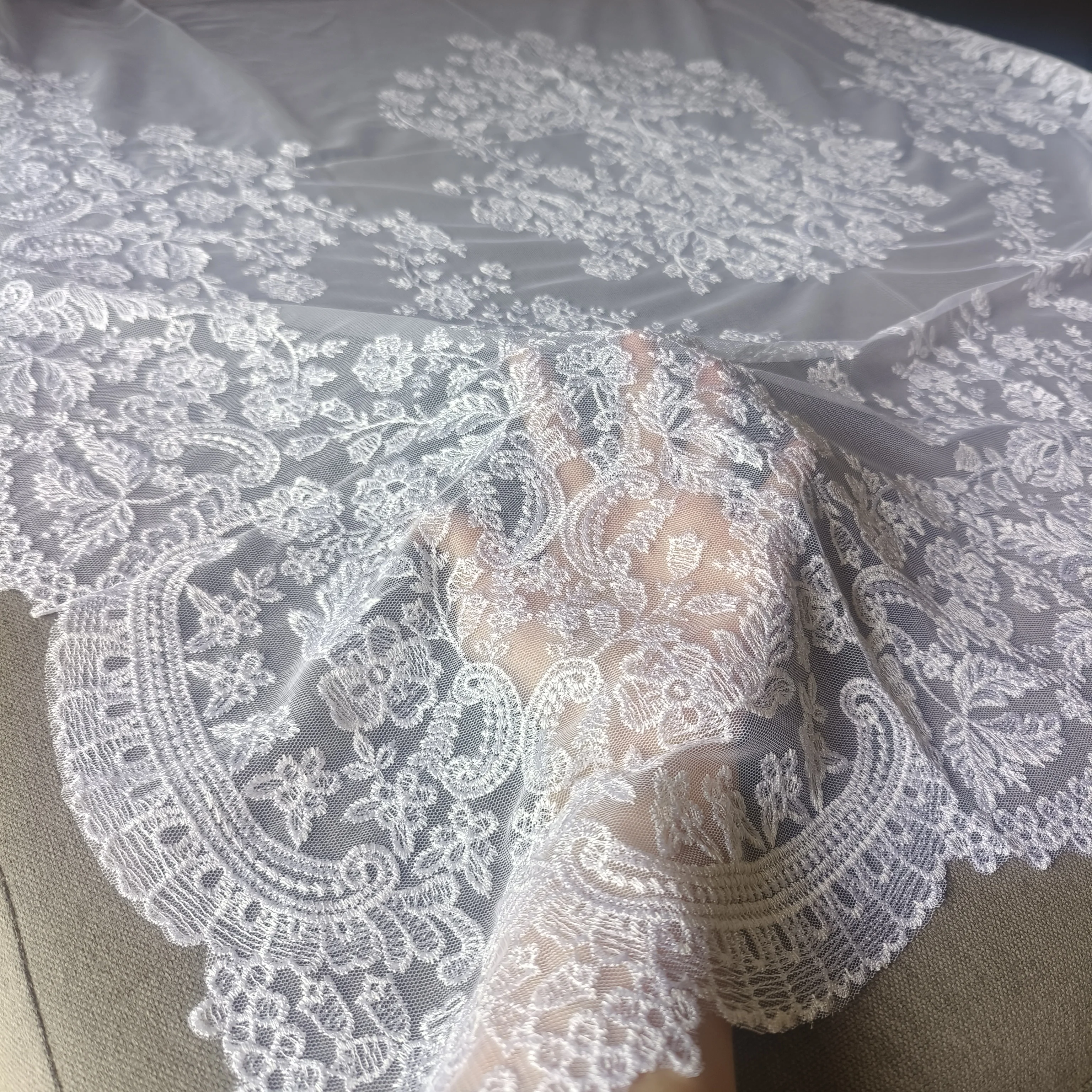 Mantille en dentelle espagnole blanche brodée Mantel De Encaje Fallera Manteleta fallera blanca