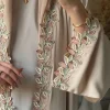 abaya beige pour femme musulmane avec broderie de feuilles multicolores délicates merging modestie et élégance pour les occasions quotidiennes et spéciales