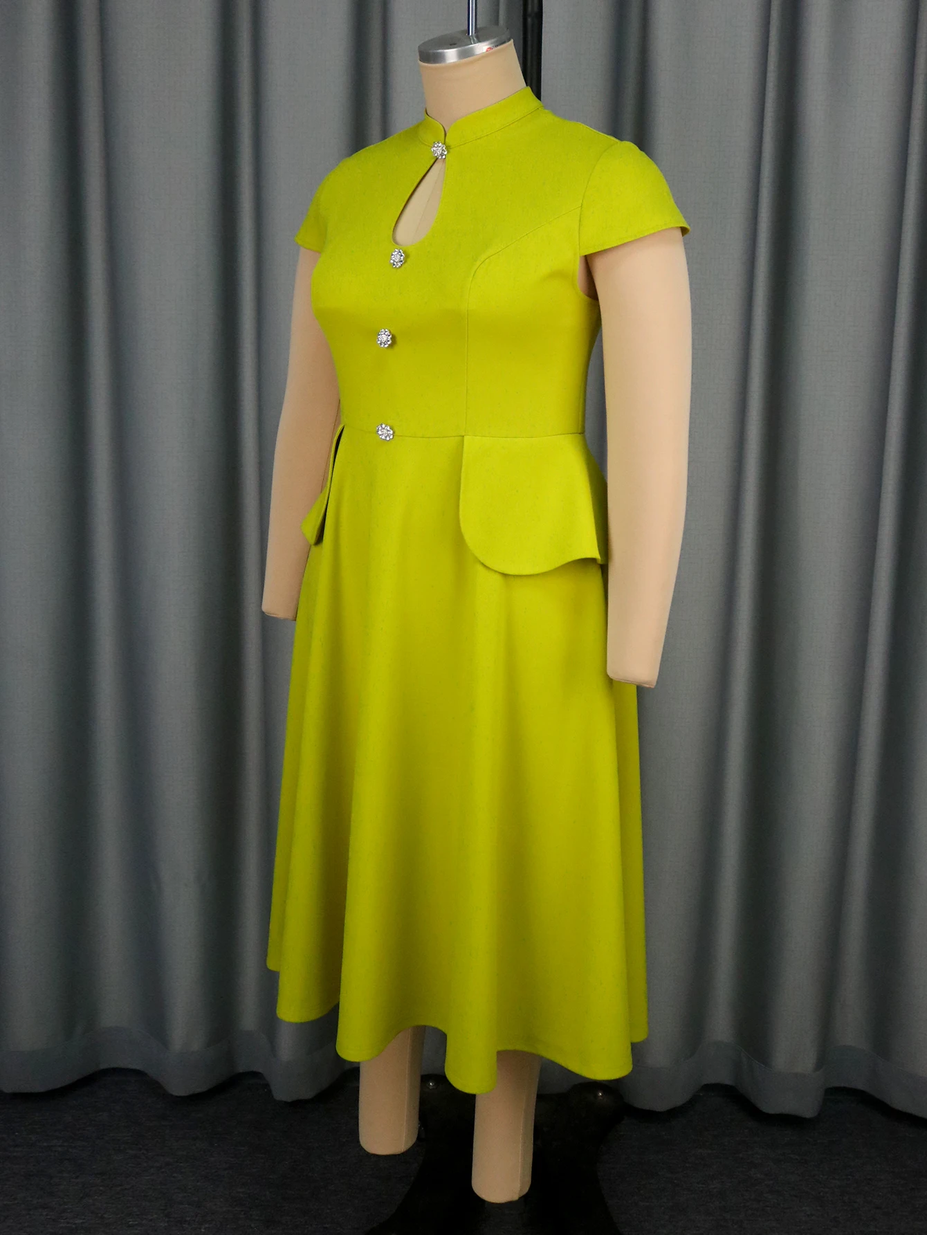 robes trapèze élégantes pour femmes avec boutons décoratifs et taille péplum, parfaites pour les fêtes de thé à l'église et les événements spéciaux