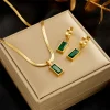ensemble de bijoux tendance doré tonifié avec émeraude comme des pierres : collier et boucles d'oreilles charme dames
