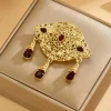 foulard de broche de corsage de mariage en métal doré brillant avec design d'habillage en dentelle. cadeau de mariage du ramadan. bijoux pour dames