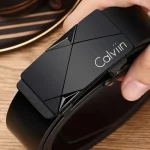 La ceinture intérieure sans dents pour hommes est décontractée, à la mode et simple. La ceinture à boucle automatique est une ceinture unique pour jeune homme