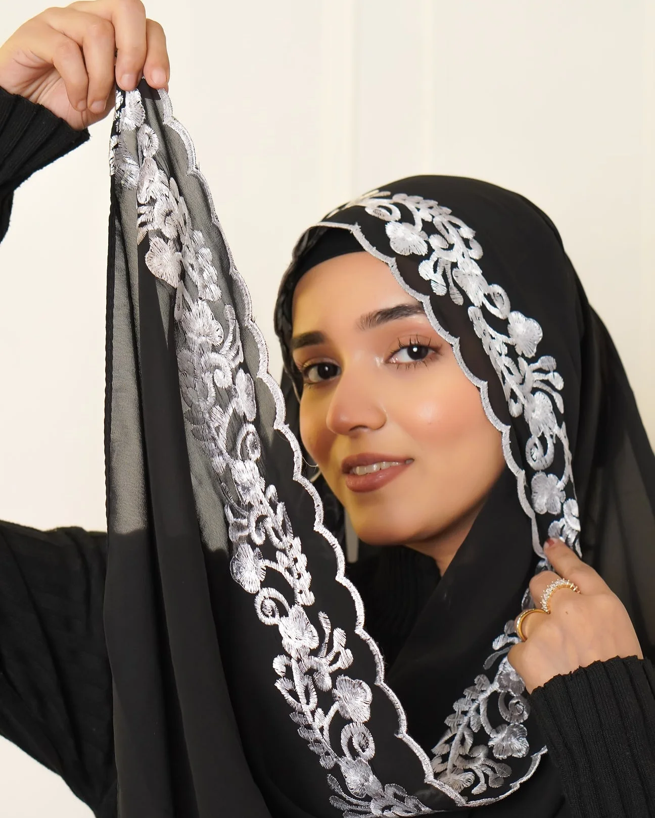 nouvelle perle en mousseline de soie hijabs vigne industrie lourde broderie bord en dentelle longue écharpe légère foulard châle turban hijab pour les femmes