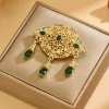 foulard de broche de corsage de mariage en métal doré brillant avec design d'habillage en dentelle. cadeau de mariage du ramadan. bijoux pour dames