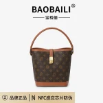 Sac à bandoulière en cuir classique et élégant pour femmes, sac à main à bandoulière fabriqué à la main de marque de luxe avec breloque et pompon détachables