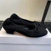les nouvelles chaussures plates rétro sont en peau de mouton lisse et douce faites à la main, à la main, lorsque les chaussures plates de ballet font une génération